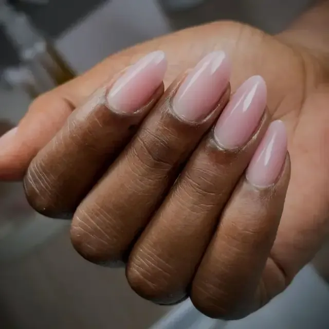 Unhas nude feitas por uma aluna na formação