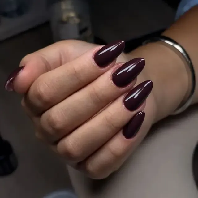 Unhas amendoadas em vinho feitas por uma aluna na formação