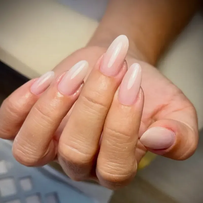 Banho de gel em unhas naturais, feito pela Amanda