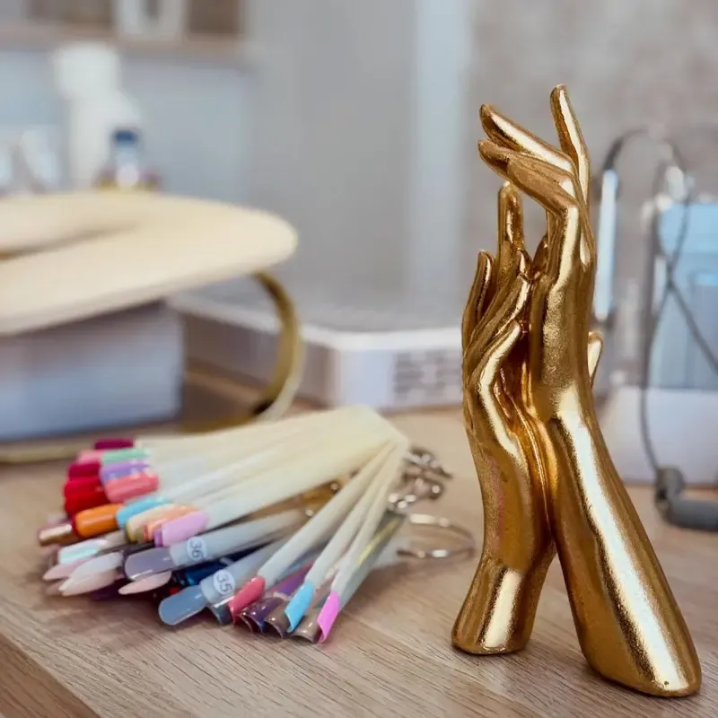 Mesa de trabalho da Amanda com mostruário de cores