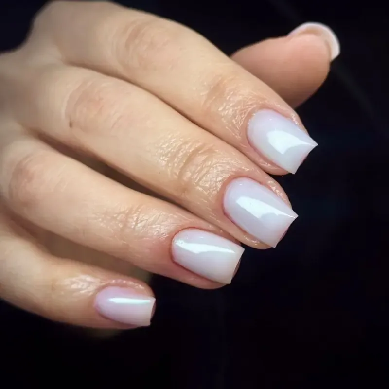 Gel em unhas naturais com branco leitoso
