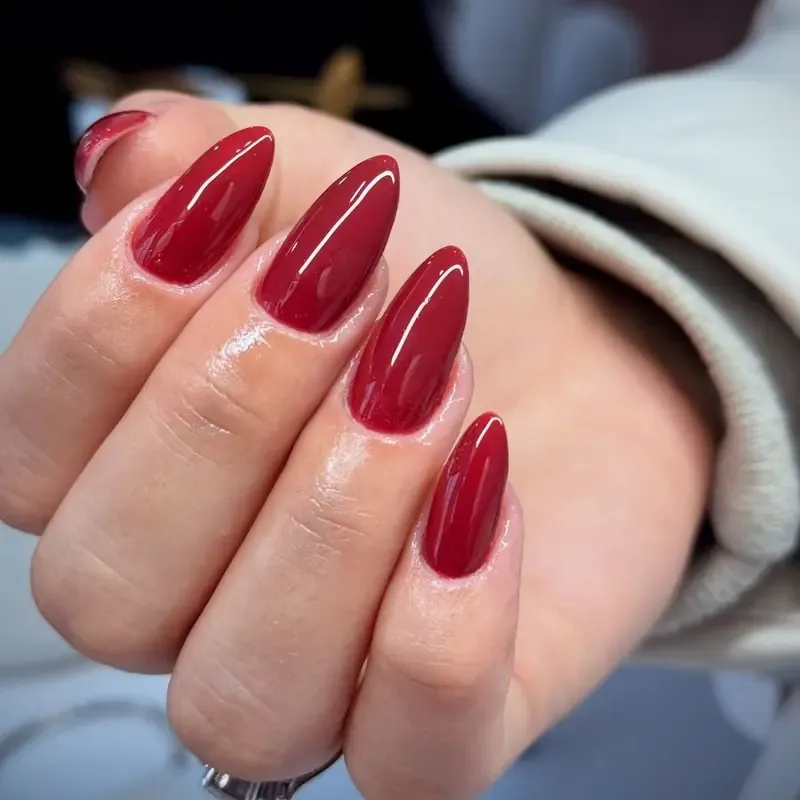 Unhas amendoadas em vermelho intenso com brilho