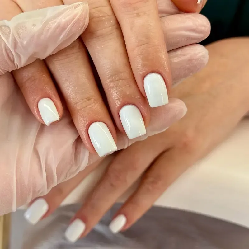 Manicure com verniz gel branco feita pela Amanda